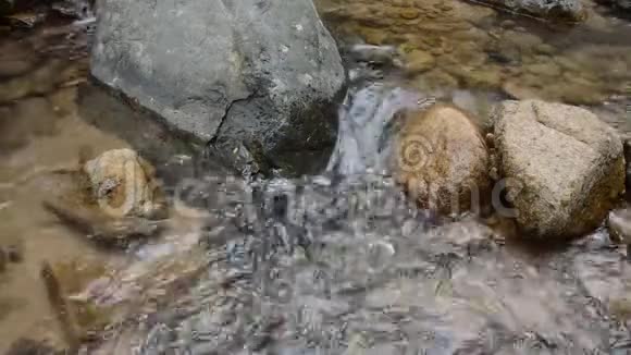 水穿过河流穿过岩石和石头视频的预览图