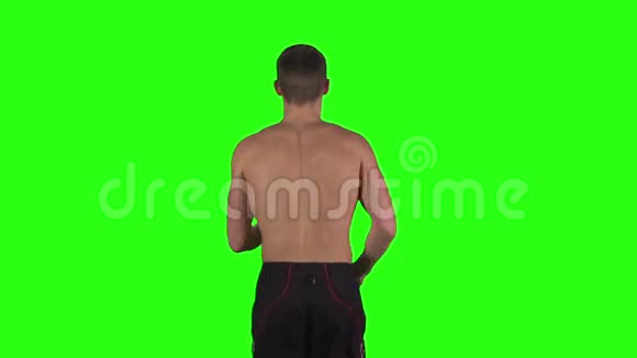 肌肉男绿色屏幕慢动作视频的预览图