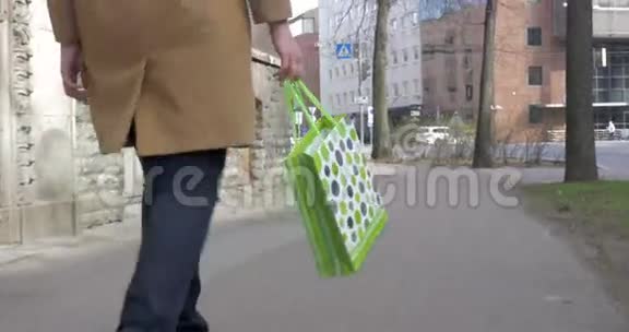 带着购物袋走在街上的女孩视频的预览图