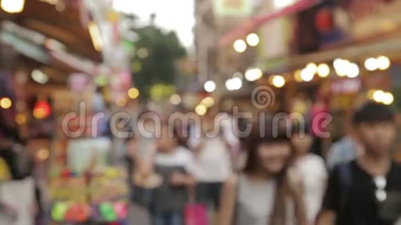 走过亚洲街头市场的焦点顾客视频的预览图