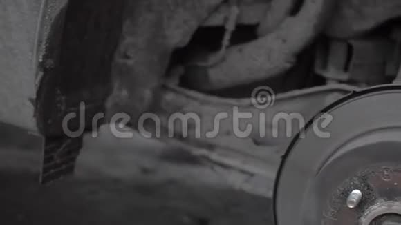 交叉车与拆卸车轮视频的预览图