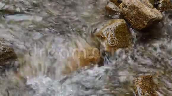 水穿过河流穿过岩石和石头视频的预览图
