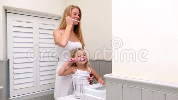 可爱的小女孩和妈妈刷牙视频的预览图