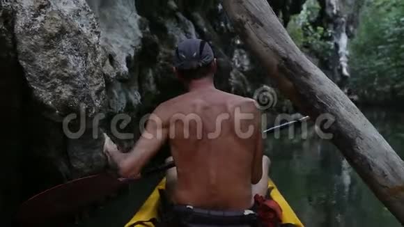 年长的晒黑的人漂浮在皮艇上视频的预览图
