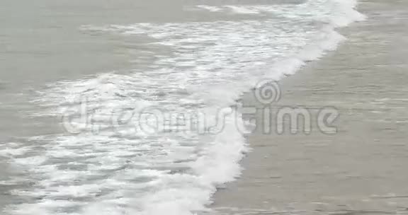海水在卵石滩上翻滚视频的预览图