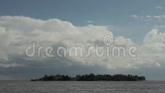飞越芬兰海湾的云层视频的预览图