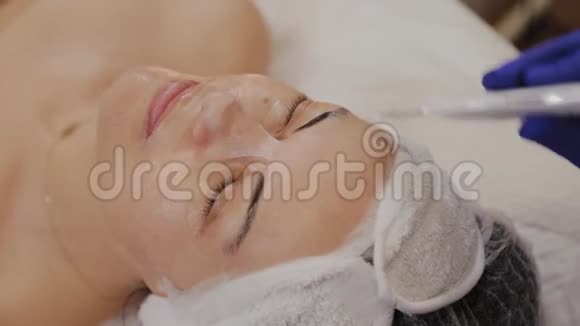 专业美容师为中年妇女做超声波洗脸视频的预览图