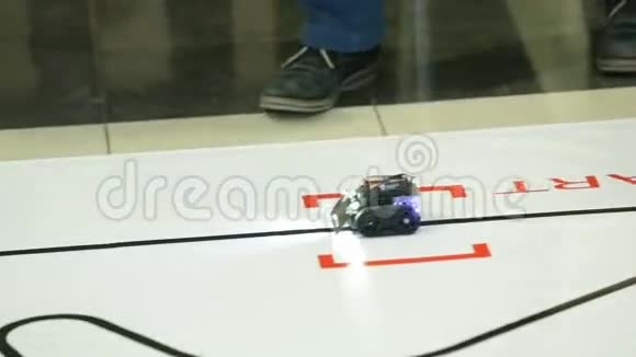 学生动手自制机器人视频的预览图