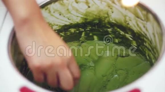 绿茶冰淇淋正在手工舀取并测试视频的预览图