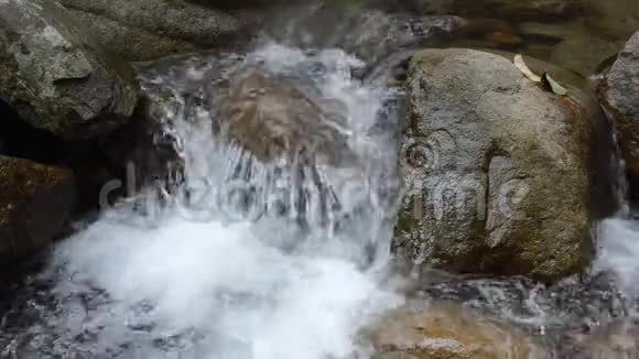 水穿过河流穿过岩石和石头视频的预览图
