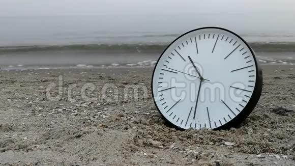 时间概念沙滩时钟海天景视频的预览图