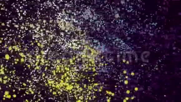 彩色粒子在黑暗背景上旋转的抽象录像彩色动画视频的预览图