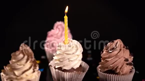 四个生日派对装饰蛋糕视频的预览图