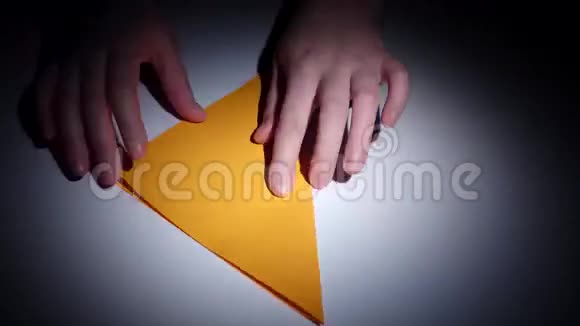 人做纸折纸时光流逝特写视频的预览图