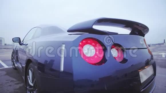 深蓝色新跑车的背面演示文稿红灯加油机汽车冷色调视频的预览图