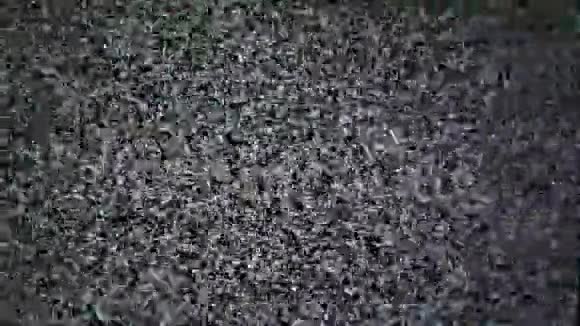 在静态电视噪声背景前无胡须的人轮廓轮廓视频的预览图
