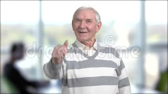 快乐老人竖起大拇指视频的预览图