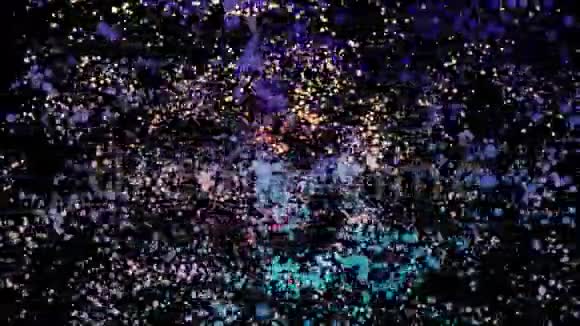 黑色背景上空间中许多蓝色黄色红色淡紫色的旋转粒子动画五颜六色的小云视频的预览图