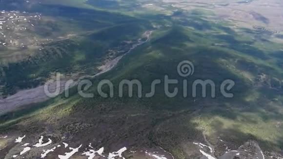 主流高山河流的空中景观视频的预览图