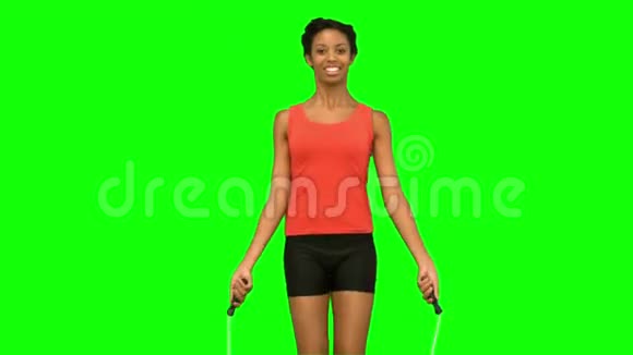 女人在绿色屏幕上用绳子锻炼视频的预览图