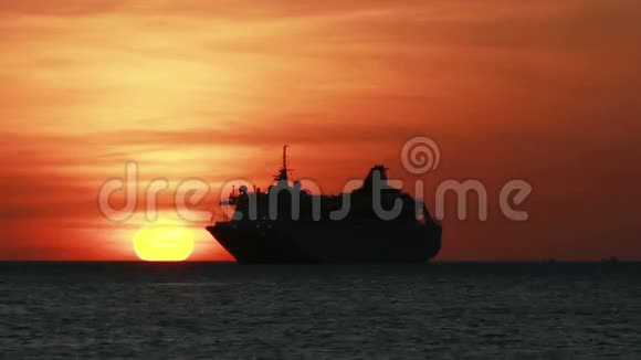 日落于安达曼海一艘游轮驶向地平线视频的预览图