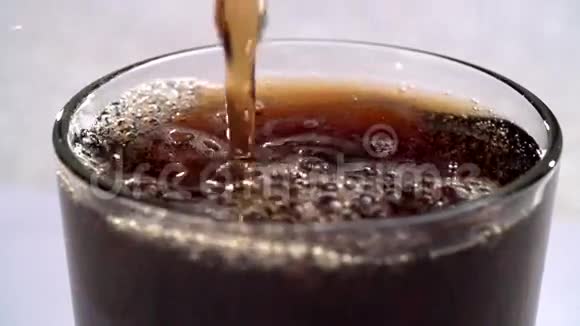 可乐碳酸饮料倒在杯子里溅起水花视频的预览图