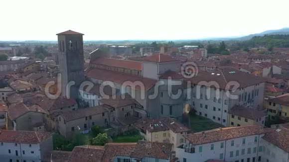 意大利乌迪内省2019年6月空中全景无人机俯瞰弗里乌利小镇美丽的建筑视频的预览图
