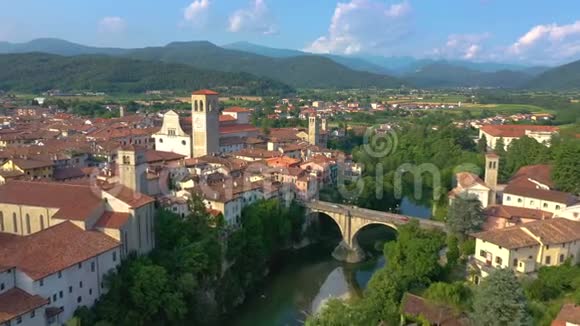 意大利乌迪内省2019年6月空中全景无人机俯瞰弗里乌利小镇美丽的建筑视频的预览图