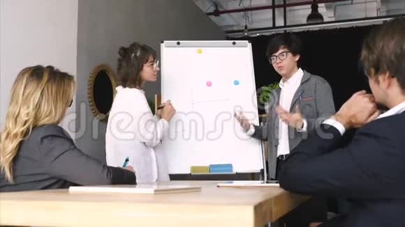 商务人员在会议上用白板讨论战略视频的预览图