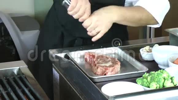 厨师咸肋眼牛排视频的预览图