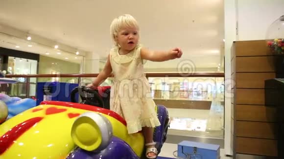 一个金发小孩玩玩具车视频的预览图