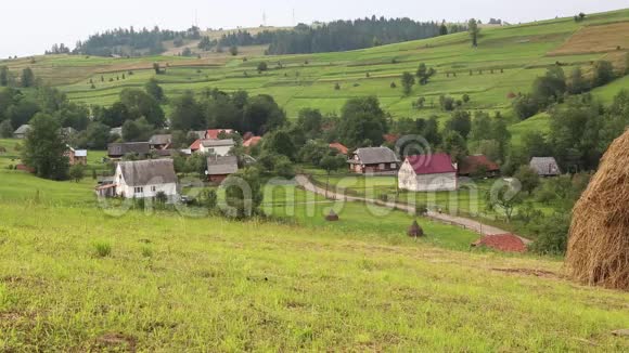 乌克兰喀尔巴阡山美丽的青山和村庄视频的预览图