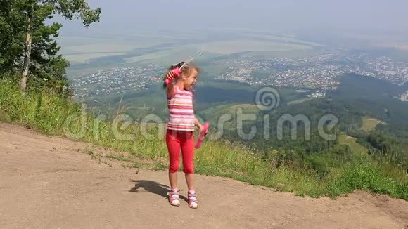 女孩在Tserkovka山顶吹泡泡视频的预览图