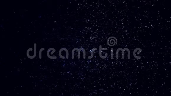 黑色背景上空间中许多蓝色紫色旋转的粒子动画五颜六色的小圆圈在旋转视频的预览图