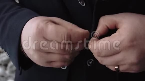 准备婚礼的新郎的手视频的预览图
