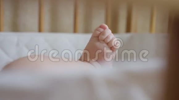 新生的腿婴儿脚视频的预览图