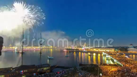在俄罗斯圣彼得堡市上空的烟花时间在猩红帆宴上从屋顶俯瞰视频的预览图
