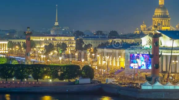 穿越俄罗斯圣彼得堡市的时间在猩红帆宴上从屋顶俯瞰视频的预览图