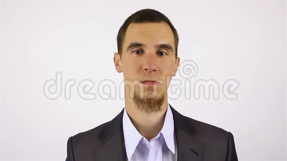 灰色背景下一个留胡子的年轻人的肖像视频的预览图