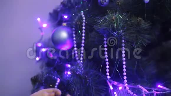 装饰圣诞树特写用手电筒照明的花环视频的预览图