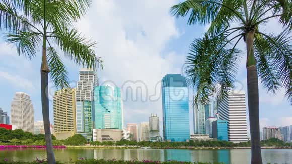 曼谷市中心的高楼大厦泰国兰皮尼公园视频的预览图