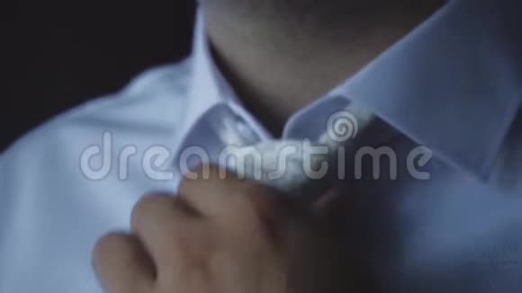 准备婚礼的新郎的手视频的预览图