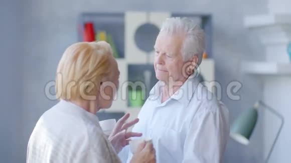 幸福相爱的老夫妇喝茶彼此交谈视频的预览图