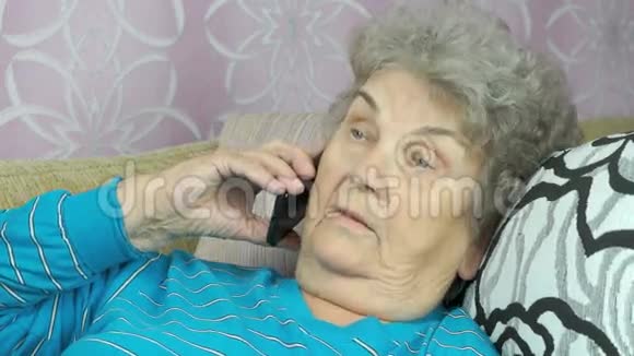 与朋友通电话的老年妇女视频的预览图