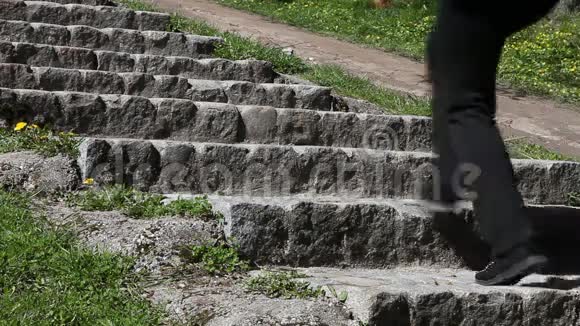 一个城市公园里的女腿从石阶上爬过来视频的预览图