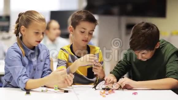 机器人学校里快乐的孩子五岁视频的预览图