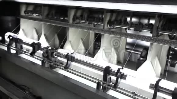 纺织厂纺织业整经机棉线布料制造缝纫机纺织视频的预览图