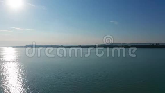 匈牙利巴拉顿湖的空中景色视频的预览图