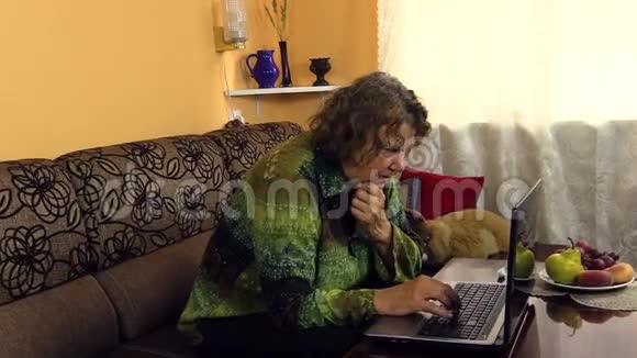 干手提笔记本电脑的老奶奶视频的预览图