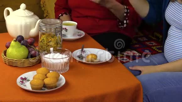 老奶奶和小孙女用茶吃糖果视频的预览图